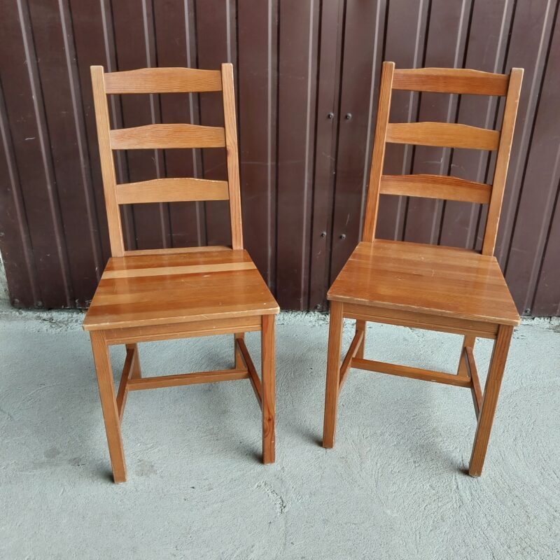 krzesła drewniane / 150