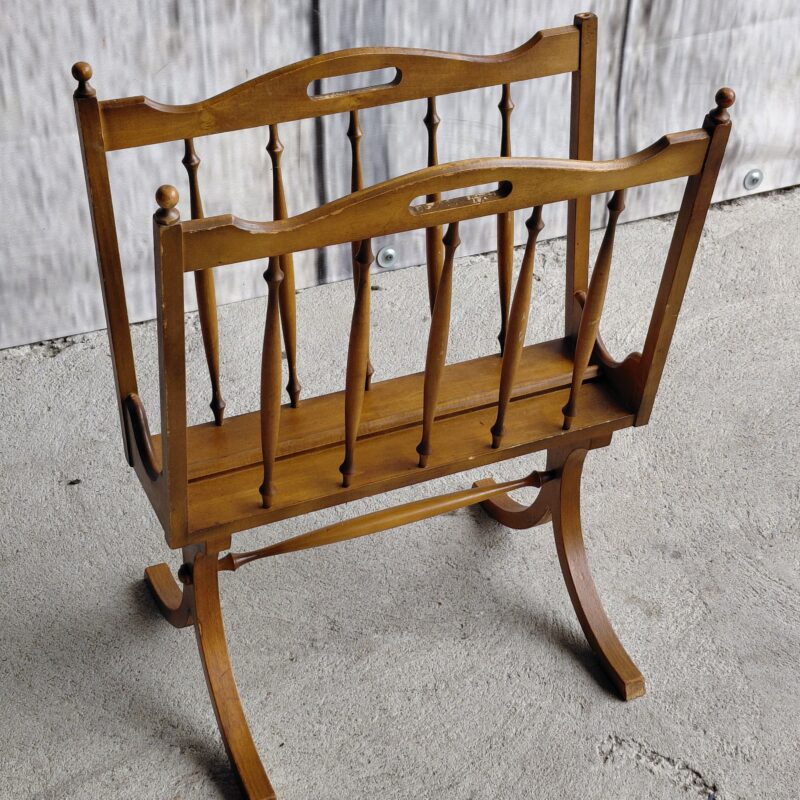 drewniany gazetnik / 110