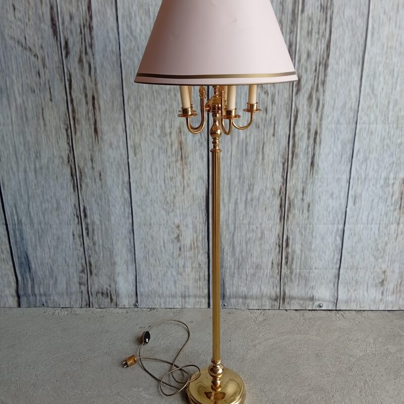 Stylowa  lampa podłogowa z  polerowaną mosiężną podstawą  /  875