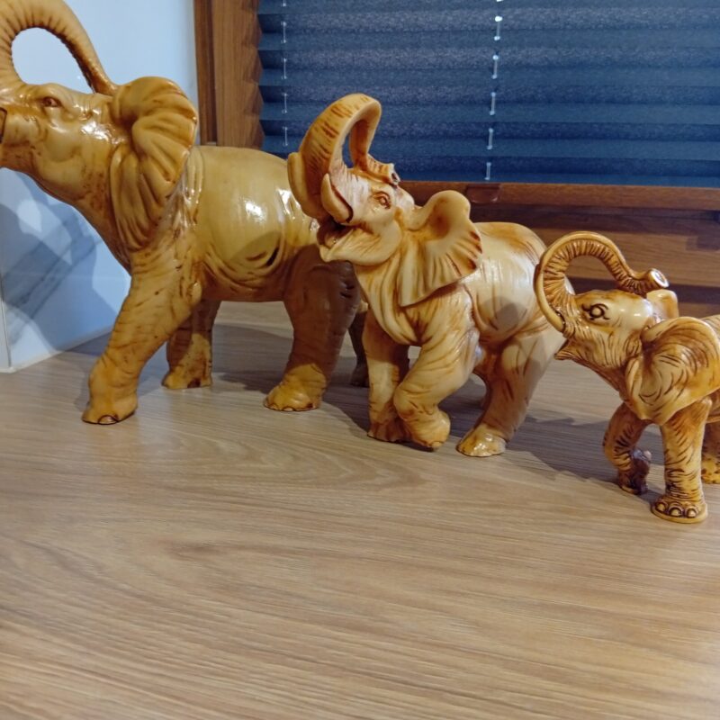 trzy ceramiczne  figurki słoni / 506